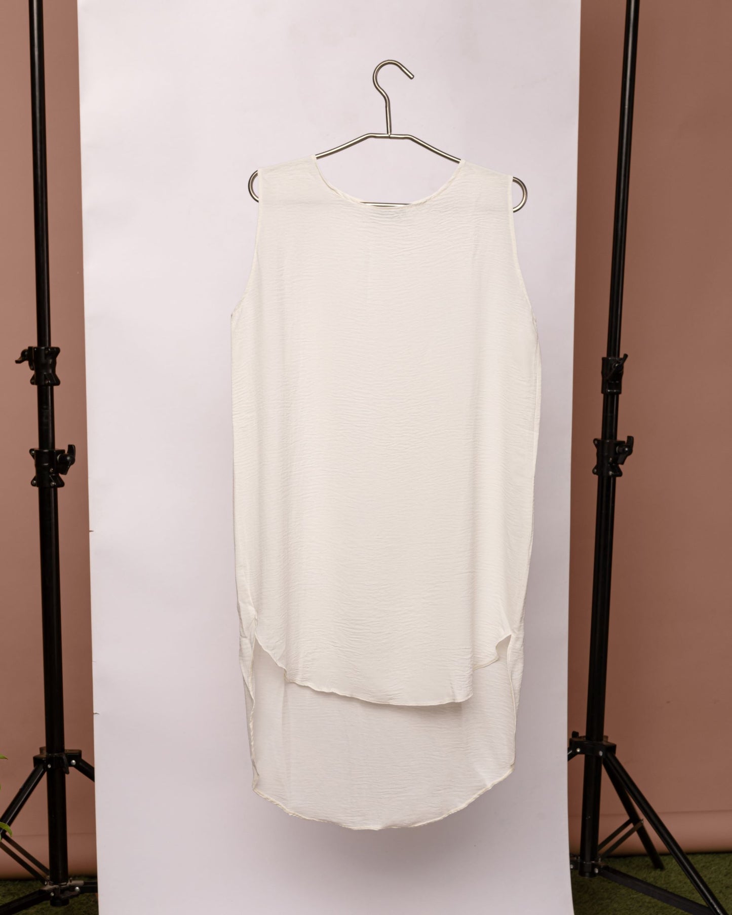 Basic sleeveless mid-length - white